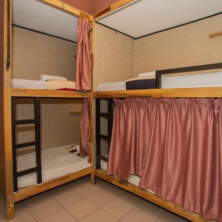 Хостел Escape Backpackers Kk Кота-Кинабалу Экстерьер фото