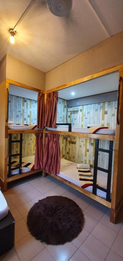 Хостел Escape Backpackers Kk Кота-Кинабалу Экстерьер фото