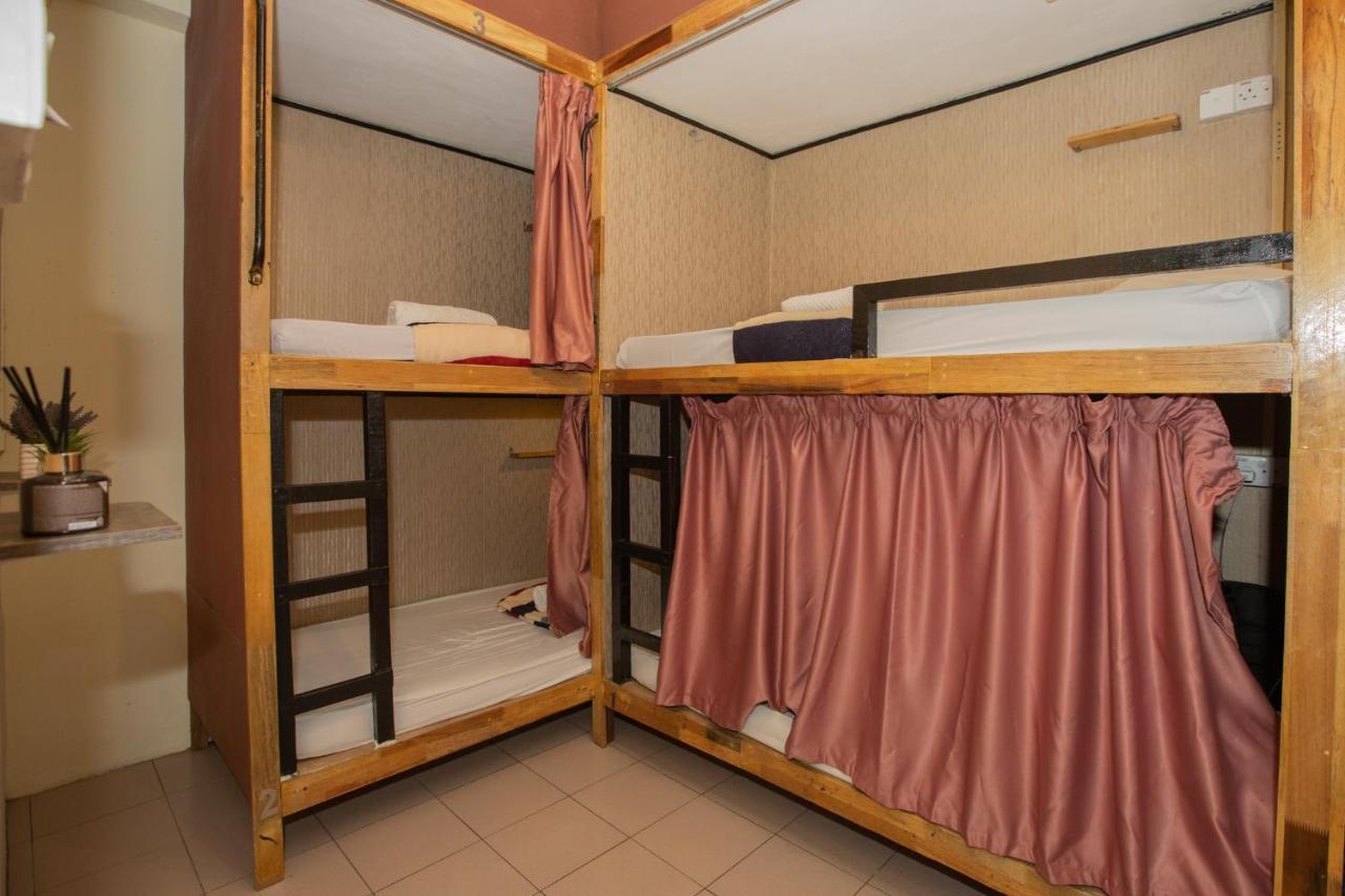 Хостел Escape Backpackers Kk Кота-Кинабалу Экстерьер фото