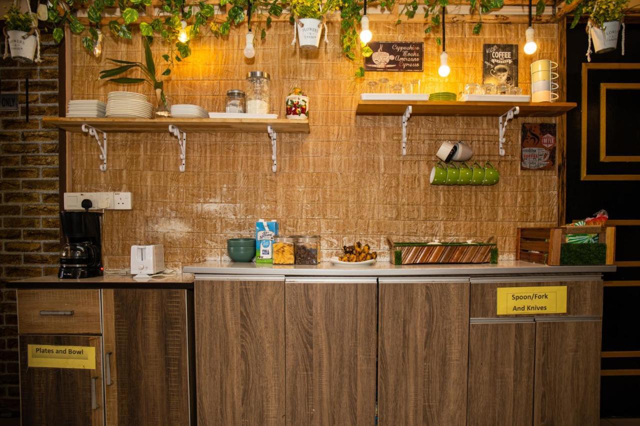 Хостел Escape Backpackers Kk Кота-Кинабалу Экстерьер фото